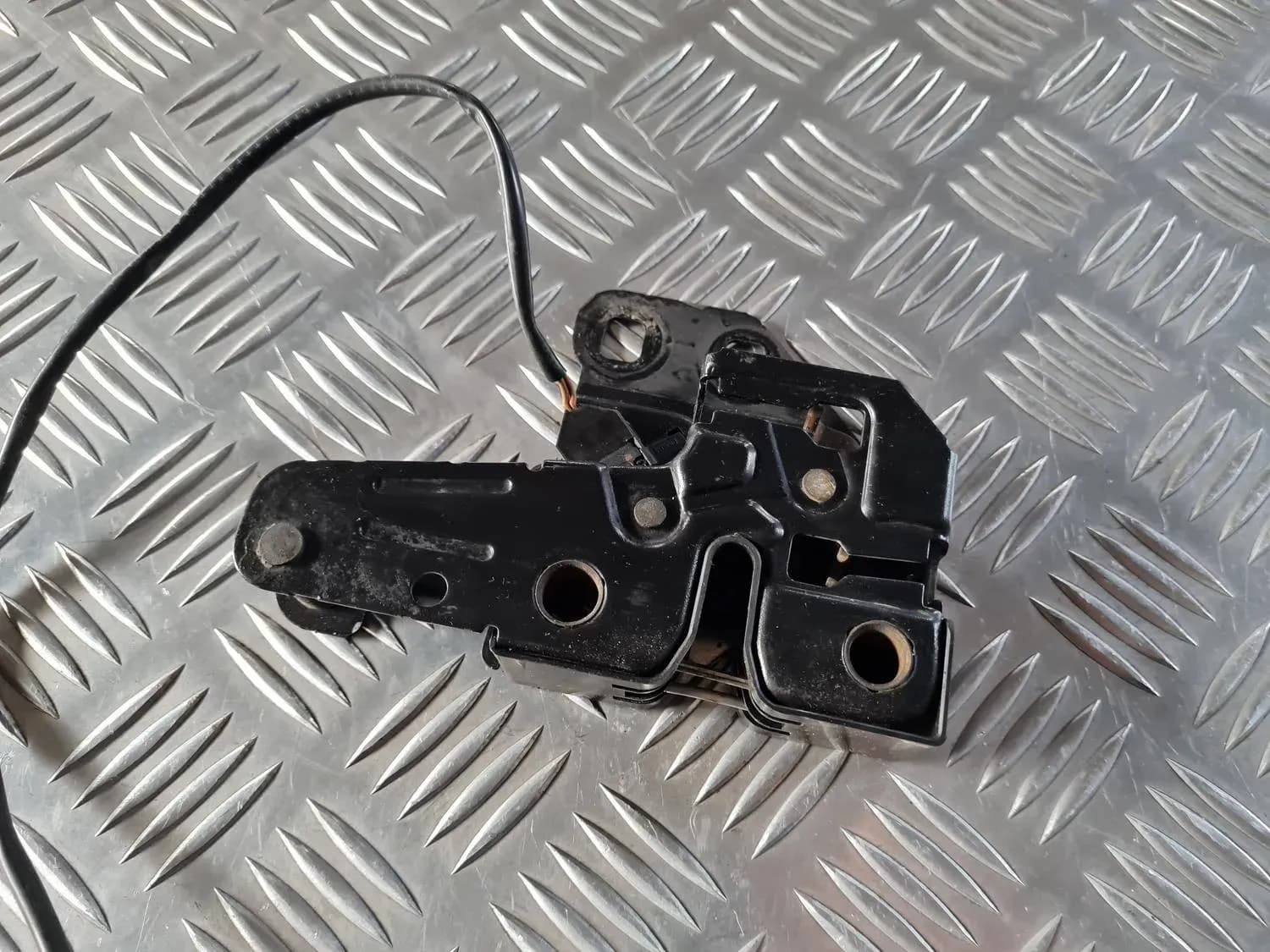 Заключване на капака AUDI A6 2008 - foto 3