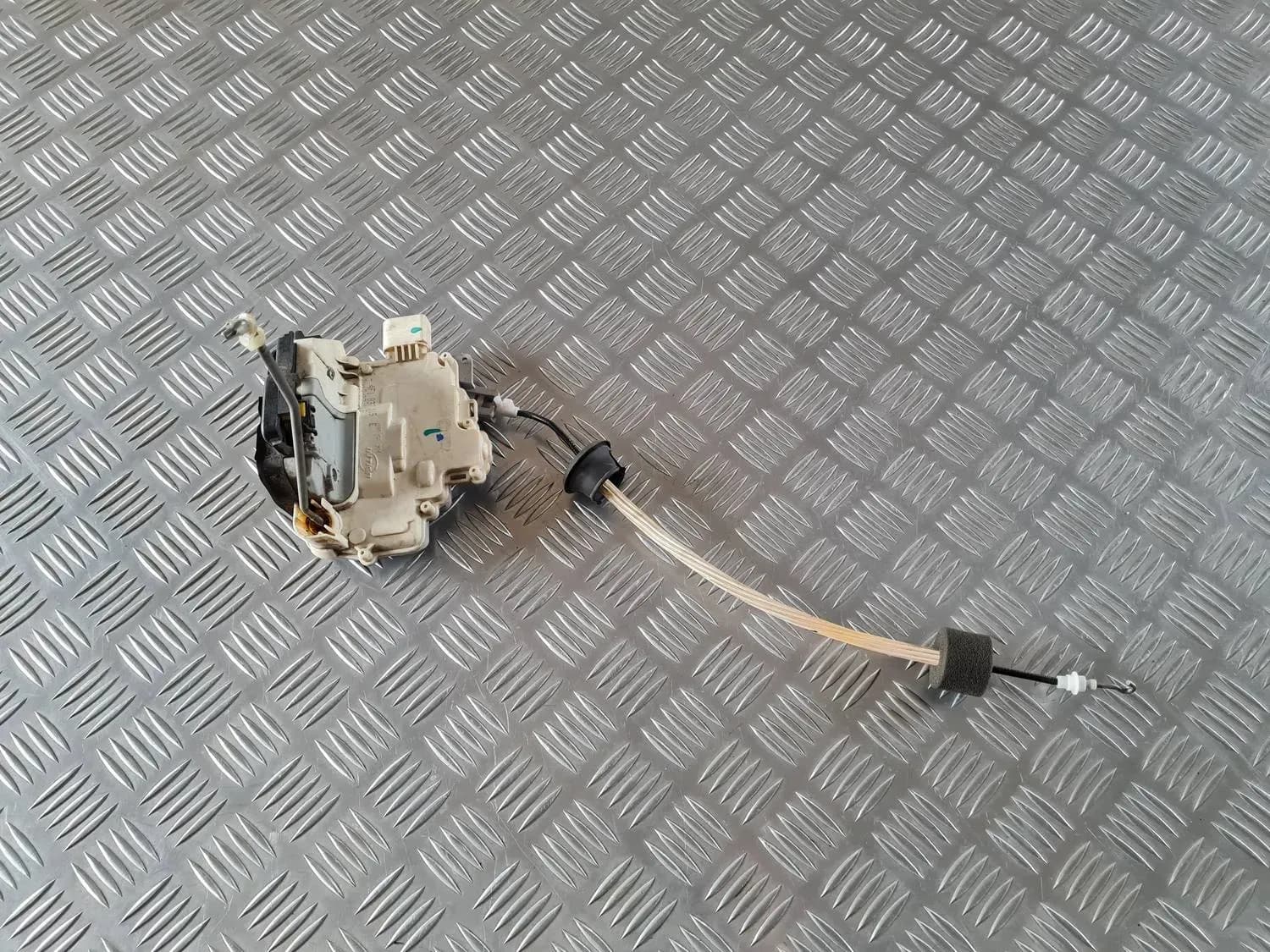 Заключване на предна лява врата AUDI A6 2008 - foto 1